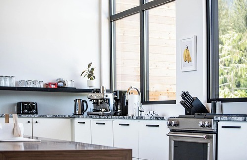 British Columbia Interior Chalet De Esquí | The Alder - Shelter Bay Estates Modern Chalet