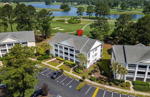 Waterford Plantation Condominio | The Allure of an exceptional 2-bedroom, 2-bathroom top-floor end unit condo