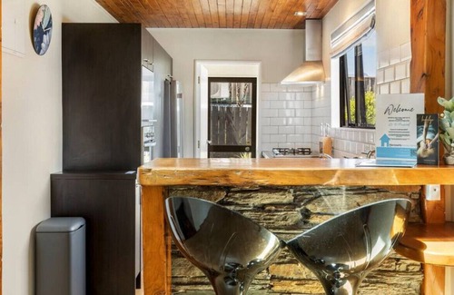 Sunshine Bay Casa | The Alpine - Close to Central Queenstown