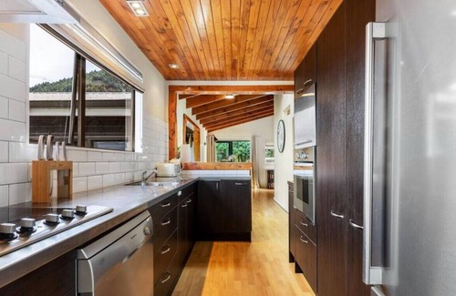 Sunshine Bay Casa | The Alpine - Close to Central Queenstown