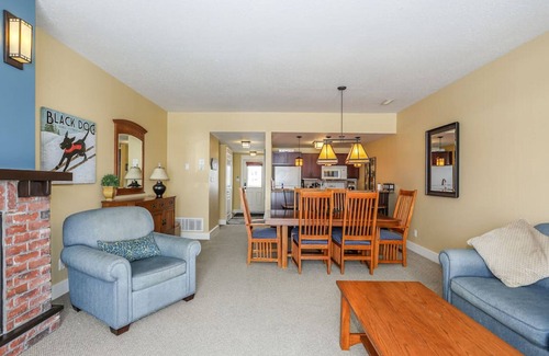 The Blue Mountains Apartamento | The Alpine Outlook: Golf, Pool, Mountain Views