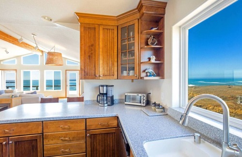 Shelter Cove Casa | The Amazing Blue Water Ocean House