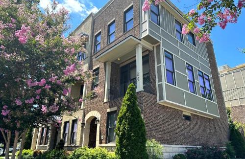 Nashville Casa | The AmpHouse I Private Rooftop & Hot Tub I 4 mi to Broadway