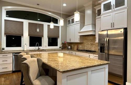 Nashville Casa | The AmpHouse I Private Rooftop & Hot Tub I 4 mi to Broadway