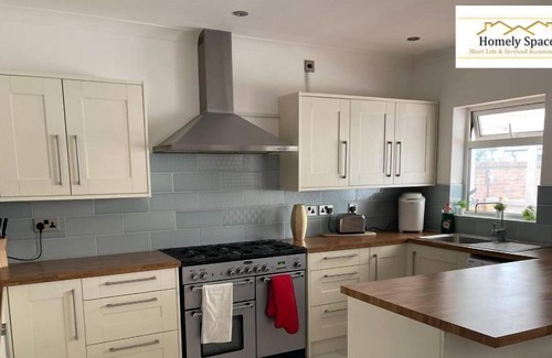 Bedford Casa | The Ampthill 3BR House By Homely Spaces Short Lets & Serviced Accommodation
