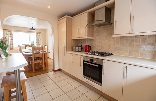 Llanddeusant Apartamento | The Anchorage is a spacious 4-bedroom holiday cottage in Church Bay
