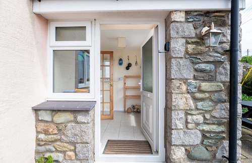 Llanddeusant Apartamento | The Anchorage is a spacious 4-bedroom holiday cottage in Church Bay