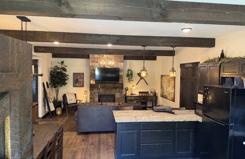 Kodak Cabina | Unique 3BD Themed Home! Hot Tub + Fire pit + GAMES