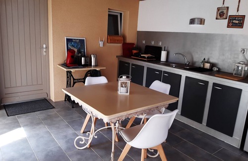 Sarlat-la-Caneda Apartamento | The annex, in the owner's home, is independent, quiet, restful and green.