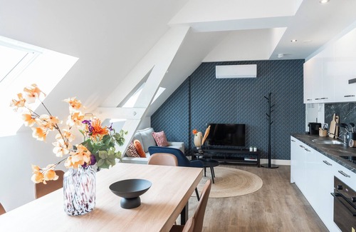 Municipality of Tilburg Apartamento | El apartamento cuenta con dos dormitorios lujosamente equipados.