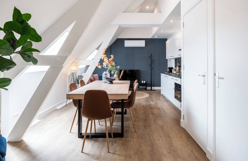 Municipality of Tilburg Apartamento | El apartamento cuenta con dos dormitorios lujosamente equipados.