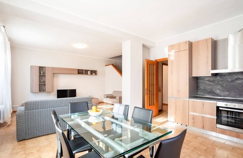 Pusiano Apartamento | The apartment is located in the center of Pusiano with a beautiful lake view.
