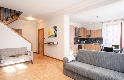 Pusiano Apartamento | The apartment is located in the center of Pusiano with a beautiful lake view.