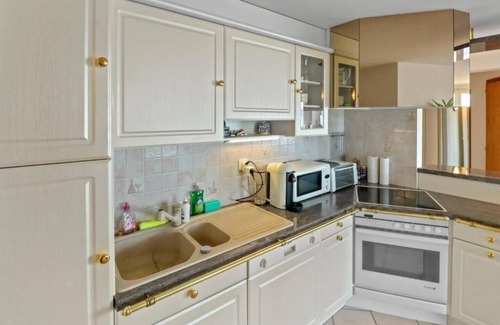 Saint-Gingolph Apartamento | The apartment is on the shores of Lake Geneva and close to the train station and the amenities of Sa