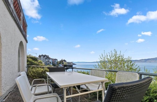 Saint-Gingolph Apartamento | The apartment is on the shores of Lake Geneva and close to the train station and the amenities of Sa