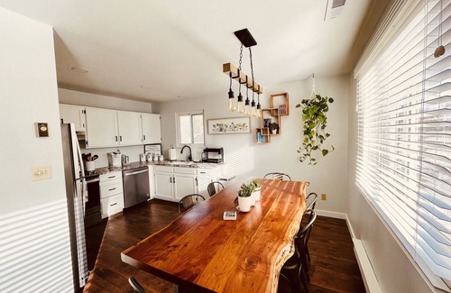West Colorado Springs Apartamento | The Apartment Suite! Private Hot Tub w/ Mountain Views