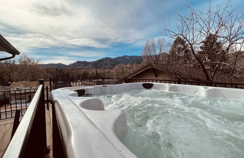 West Colorado Springs Apartamento | The Apartment Suite! Private Hot Tub w/ Mountain Views