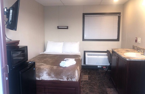 Karnes City Cabina | The Armadillo Hotel Karnes City