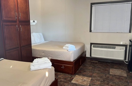 Karnes City Cabina | The Armadillo Hotel Karnes City