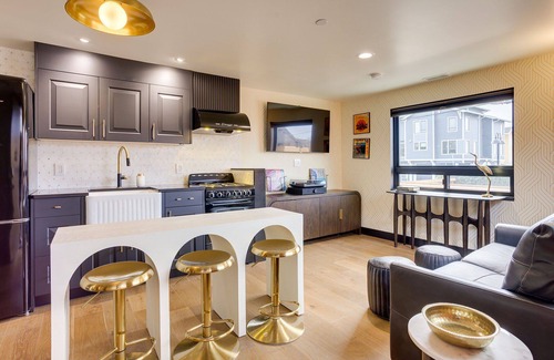 Newport Casa | The Armstrong @ The Louie Boutique Motel, Walk to Everything! Dog Friendly!