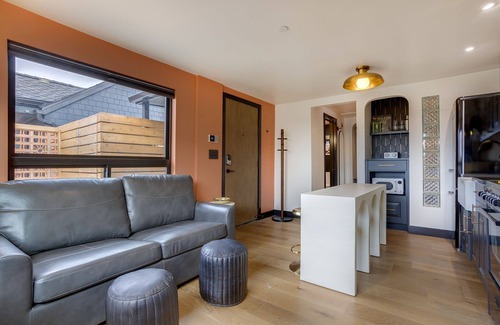 Newport Casa | The Armstrong @ The Louie Boutique Motel, Walk to Everything! Dog Friendly!