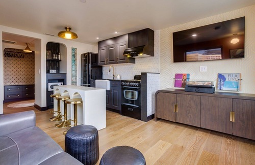 Newport Casa | The Armstrong @ The Louie Boutique Motel, Walk to Everything! Dog Friendly!