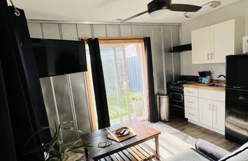Northeast Virginia Beach Casa | The Art Door only minutes from beach
