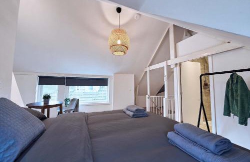 Stratum Casa | The Art Gallery - Jean-Michel's Place - By T&S