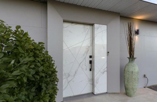 Central Okanagan Apartamento | The Artisan - Boutique retreat with lake view.