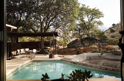 Three Rivers Casa | The Artist's Oasis : Mid-Century Gem w/ POOL + SAUNA: Voted #1 by Condé Nast
