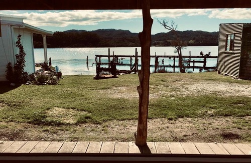 Strahan Cama Y Desayuno | The Artists Cottage - absolute waterfront