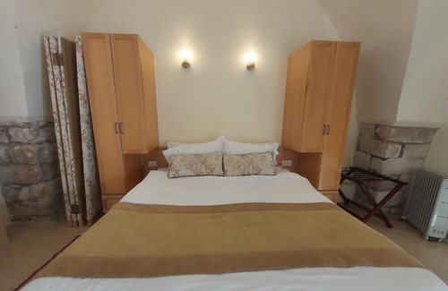 Artists Colony Cabina | The Aryeh Room