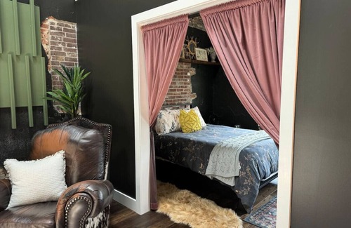 Perryville Hotel | The Atrium A Boutique Hotel Suite 12