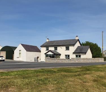 Newry Apartamento | The Aul Shop & Public House -entire private annexe