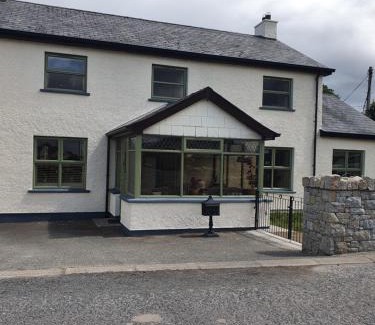 Newry Apartamento | The Aul Shop & Public House -entire private annexe
