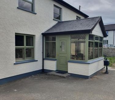 Newry Apartamento | The Aul Shop & Public House -entire private annexe