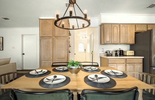 Gracywoods Casa | The Austin Vacation Home - 4 bdrms with hot tub, gym, WiFi, work area, pool.