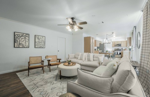Gracywoods Casa | The Austin Vacation Home - 4 bdrms with hot tub, gym, WiFi, work area, pool.