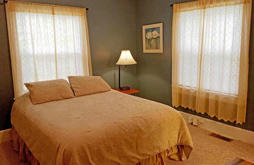 Flat Rock Cabaña | The Azalea Cottage 3 bedroom 3 bathroom- Sleeps 6 Located in Flat Rock, NC