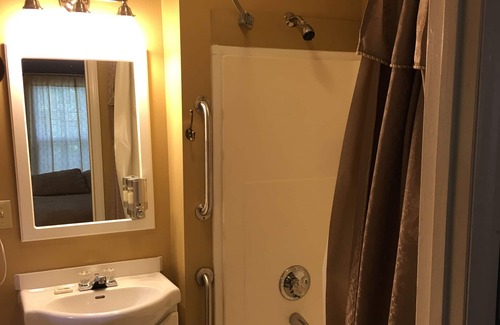 Flat Rock Cabaña | The Azalea Cottage 3 bedroom 3 bathroom- Sleeps 6 Located in Flat Rock, NC