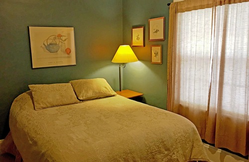 Flat Rock Cabaña | The Azalea Cottage 3 bedroom 3 bathroom- Sleeps 6 Located in Flat Rock, NC