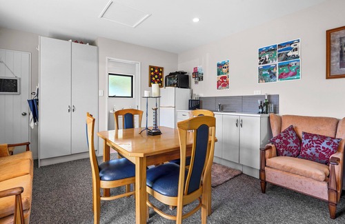 Waikuku Beach Casa | The Bach at Old Broadway - Waikuku Beach Retreat