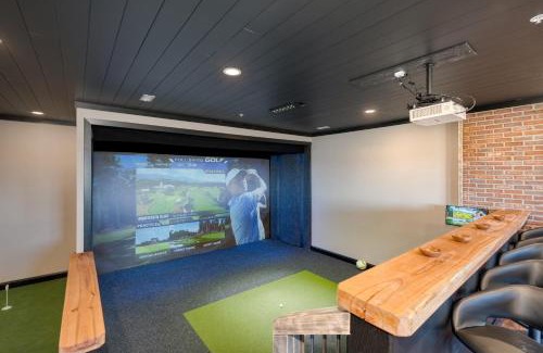 Sevierville Casa | The Back Nine Retreat by AvantStay Private Golf Sim, Firepit & Mountain Views Near Dollywood