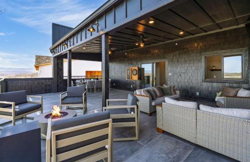 Sevierville Casa | The Back Nine Retreat by AvantStay Private Golf Sim, Firepit & Mountain Views Near Dollywood