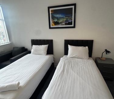 Newcastle-upon-Tyne Apartamento | The Bake Apartment - 5 bedroom Large Apartment sleeps up to 16 person