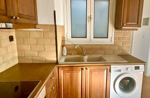 Kinosargous Apartamento | The balcony overlooks the Acropolis close to attractions and supermarket