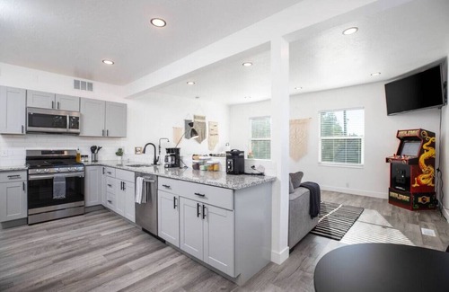 Central City Apartamento | The Barber Loft-Close to Downtown, 35 Mins to Ski!