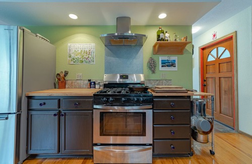 Trinidad Casa | The Barn: a Trinidad home in the redwoods with privacy and hot tub.