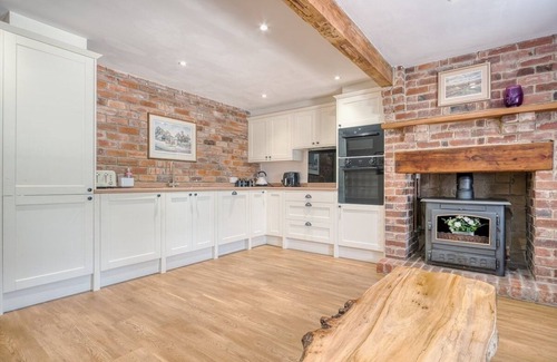 Crook Casa | The Barn, Luxury Country Home Sleeps 6 Hot Tub