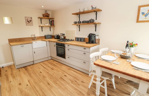 Hyde Cabaña | THE BARN, pet friendly, character holiday cottage in Compstall